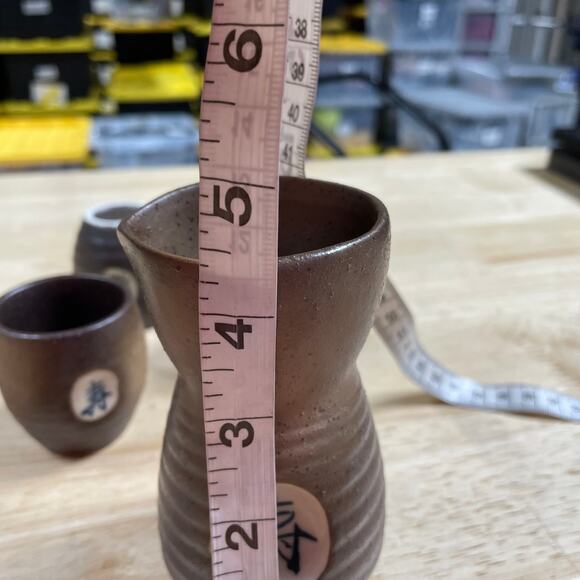 Japanese Sake Set Made in Japan Excellent Condition Set of 4 Cups With 1 Bottle - Picture 6 of 6